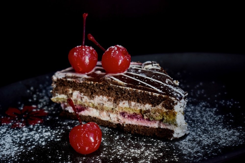 Вишенка на торте