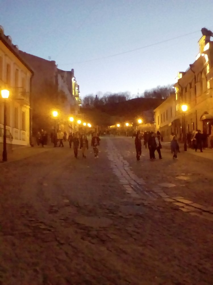 У світлі жовтих ліхтарів....