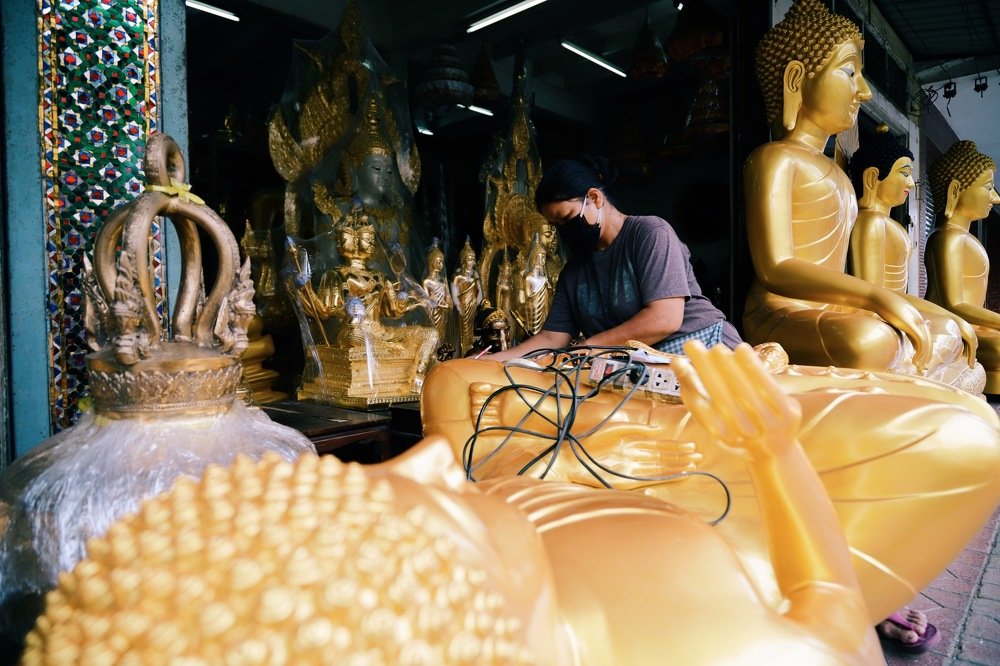 Buddha statue maker