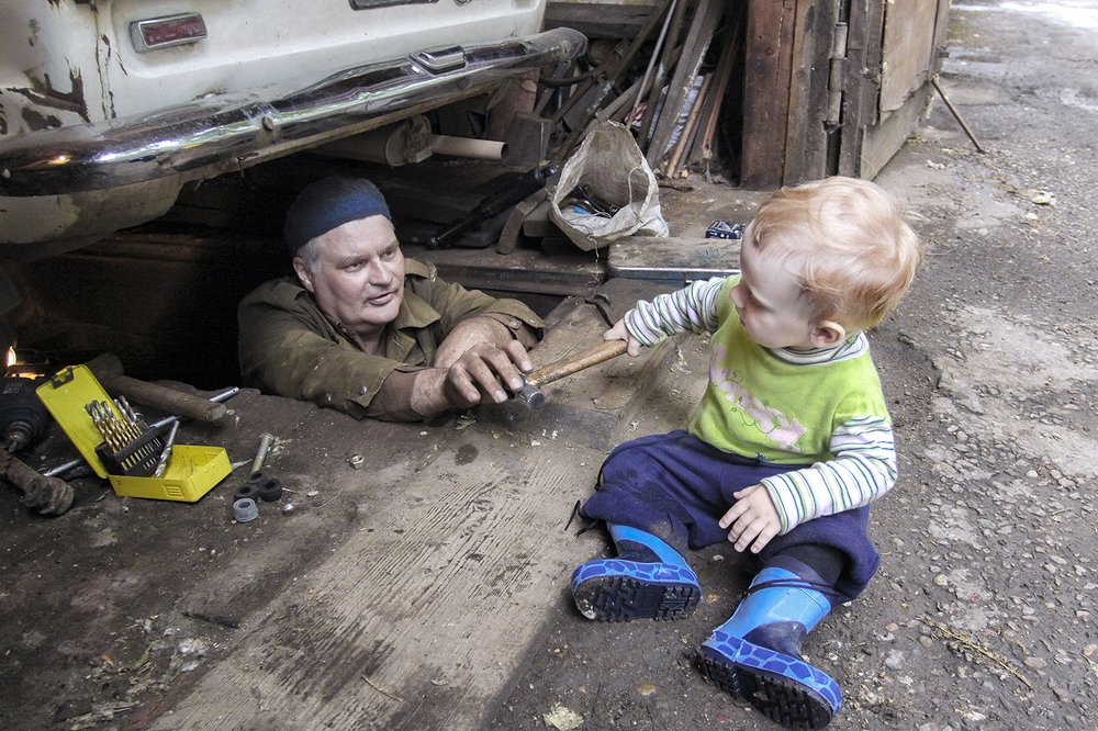 Держи, дедушка, молоок! ПОчиним мы твою машину