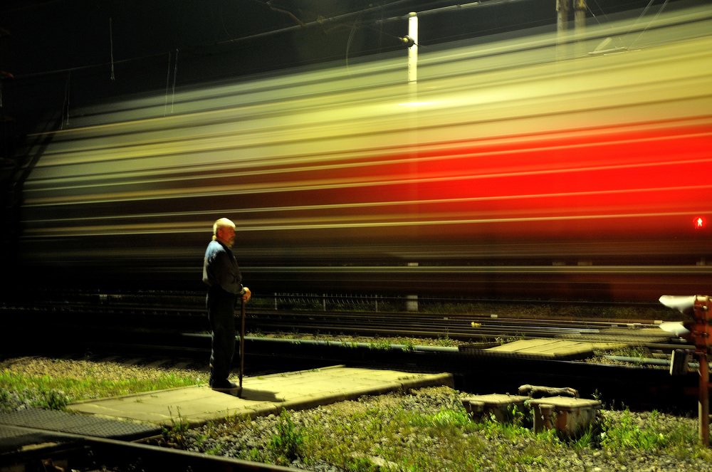 Ночной переезд. Пока едет поезд.