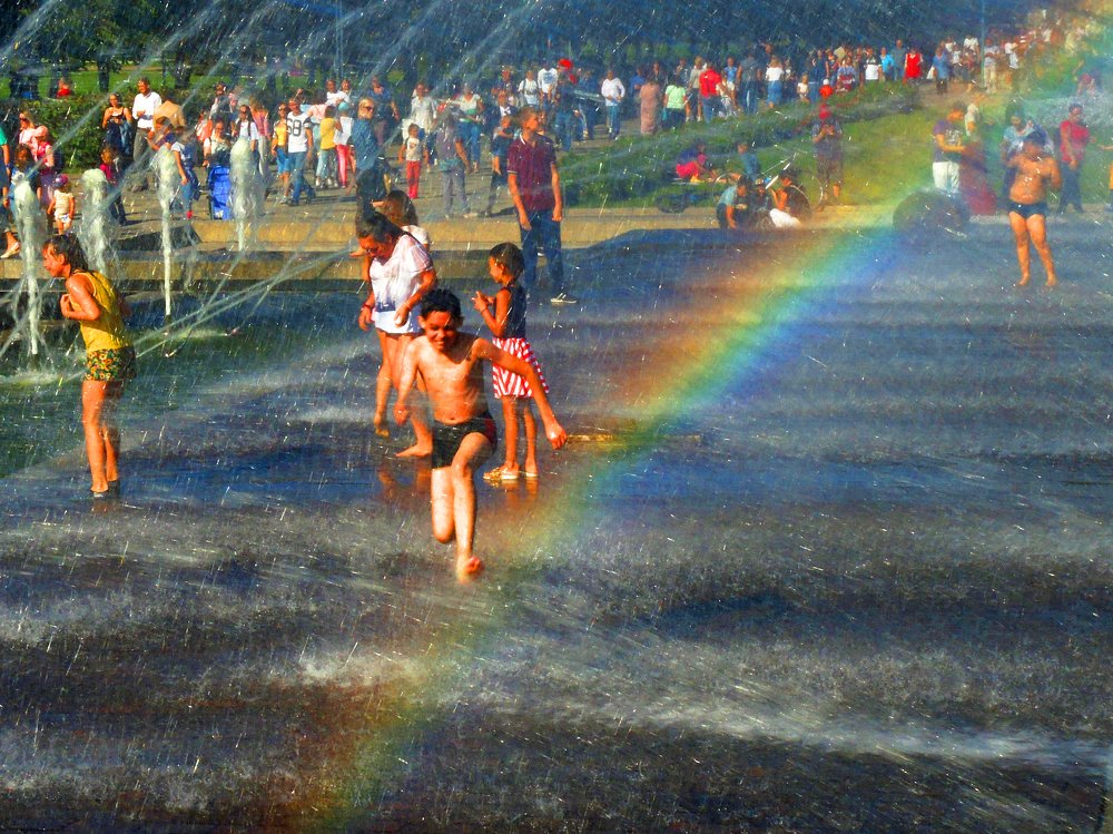 Бегущий по радуге. Купание в фонтане.