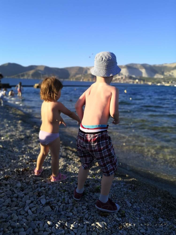 Вдвоём веселее камни в море бросать