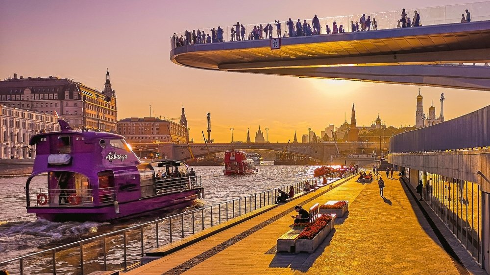 Москва в сиренево желтых тонах...