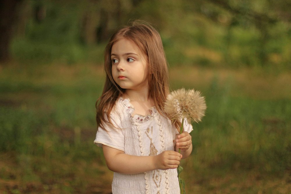 Девочка с одуванчиком