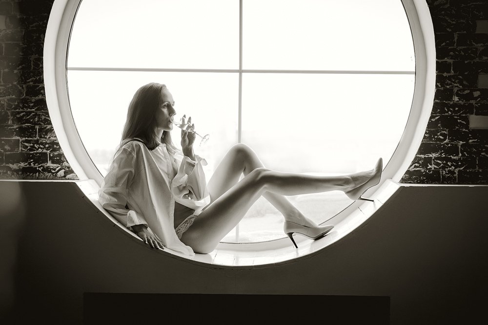 Белое круглое окно