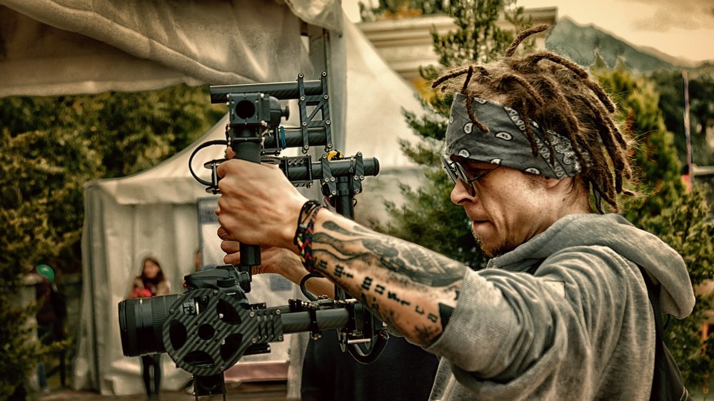 Видеограф - прокачка мышц. Спортзал не нужен. Videographer - pumping muscle. No gym needed.