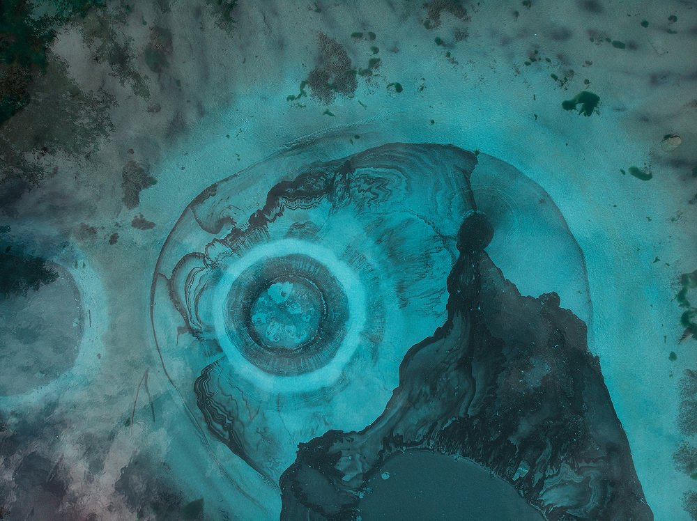 Поверхность гейзерного озера