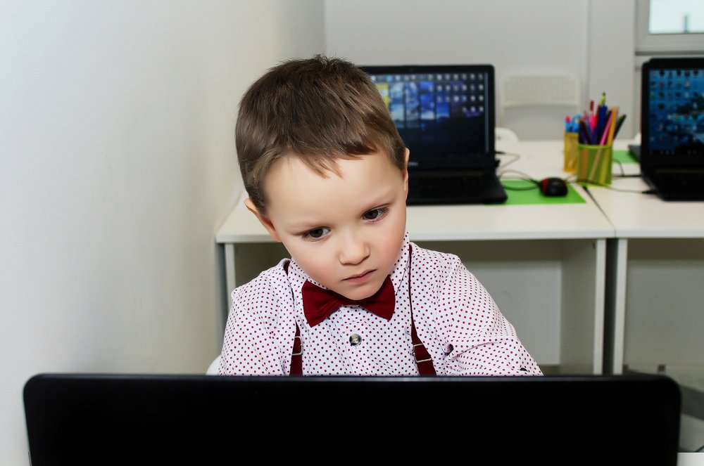 Юный разработчик за работой