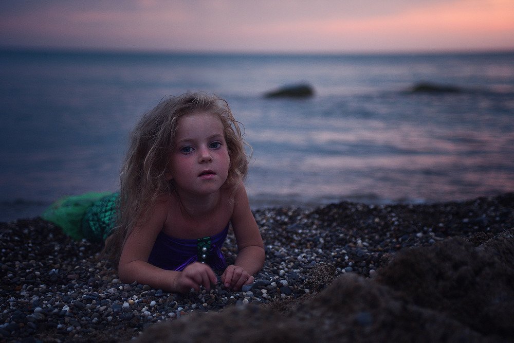 Русалочка в море