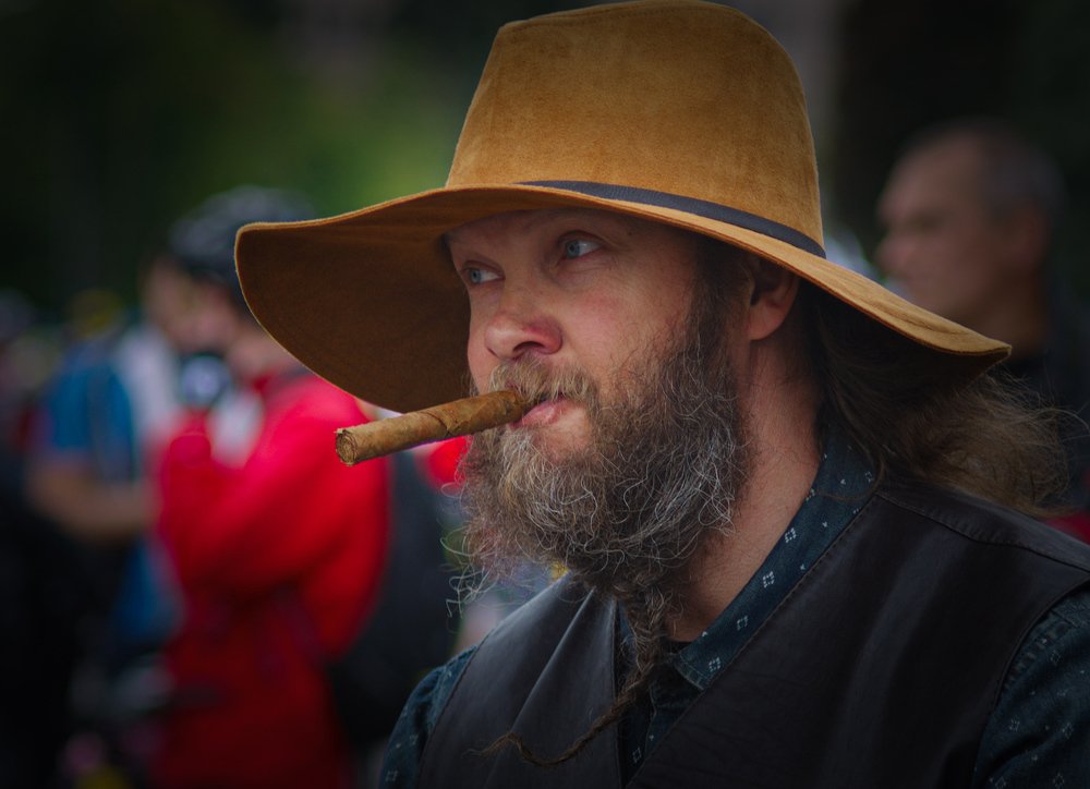 с бородой и в шляпе