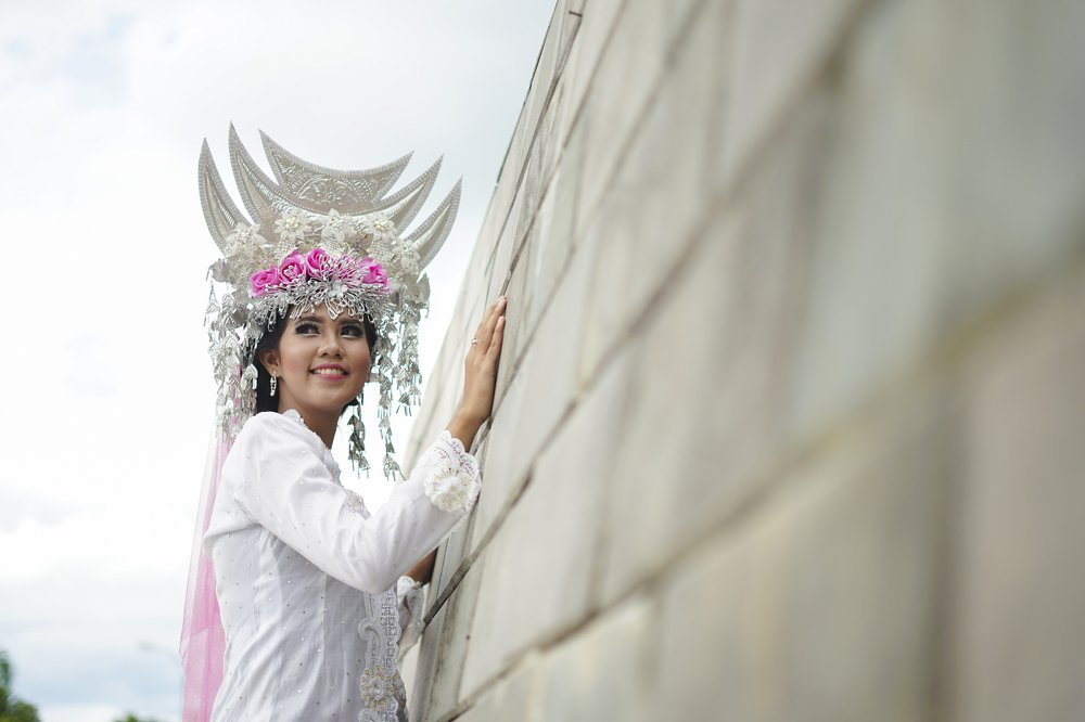 Gadis Bersunting Perak