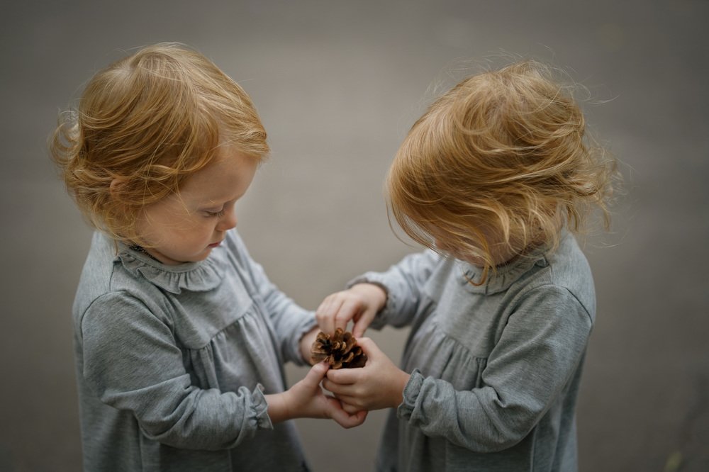 Две девчонки,Две сестренки