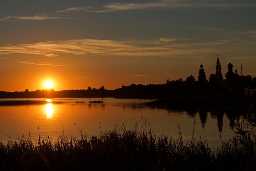 Золотой закат на озере Вселуг