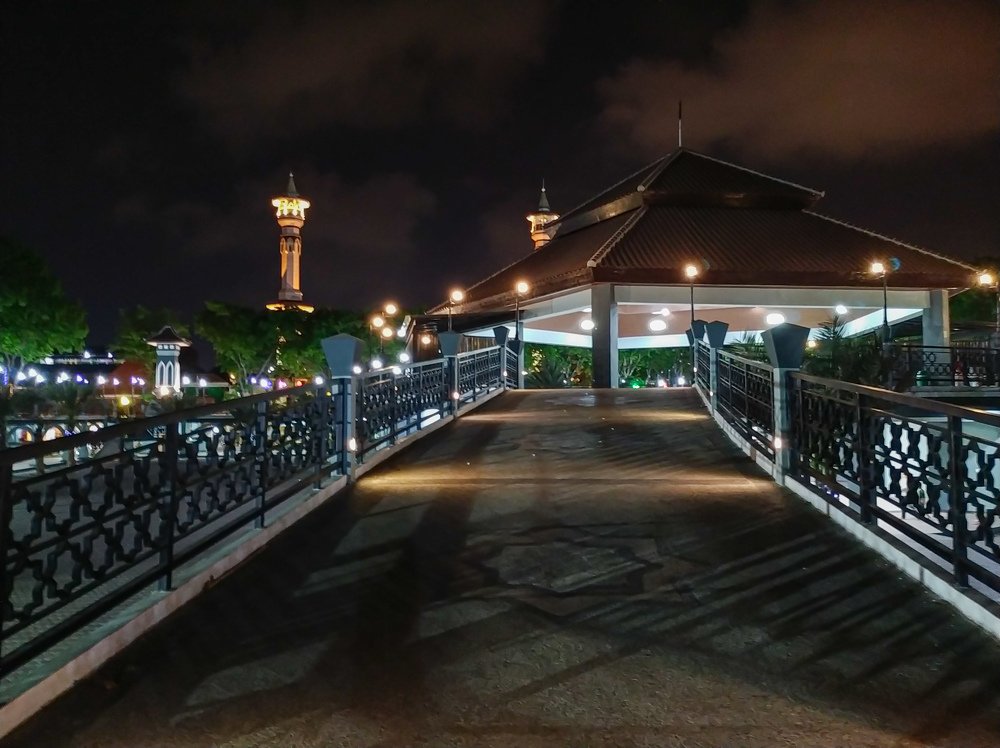 Malam mempunyai cerita