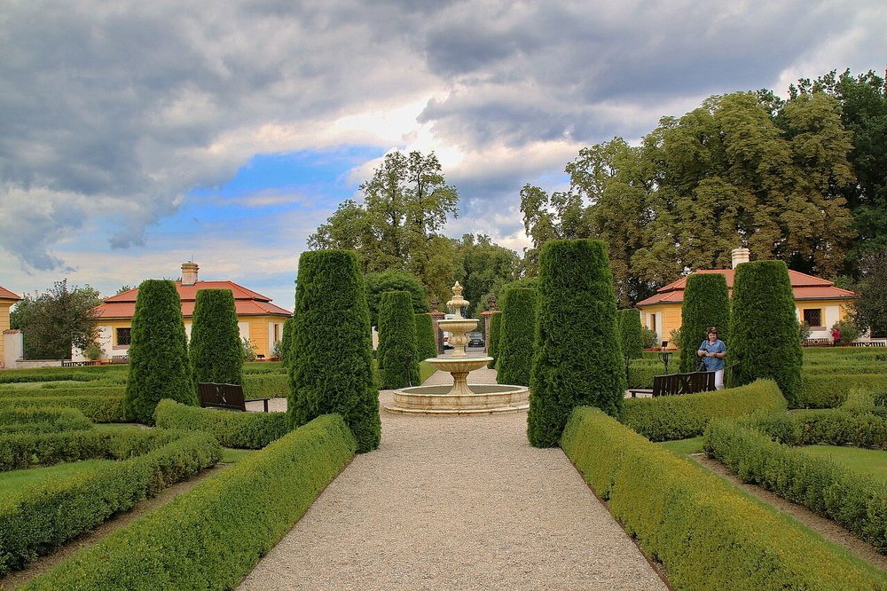 Зеленая парковая зона.