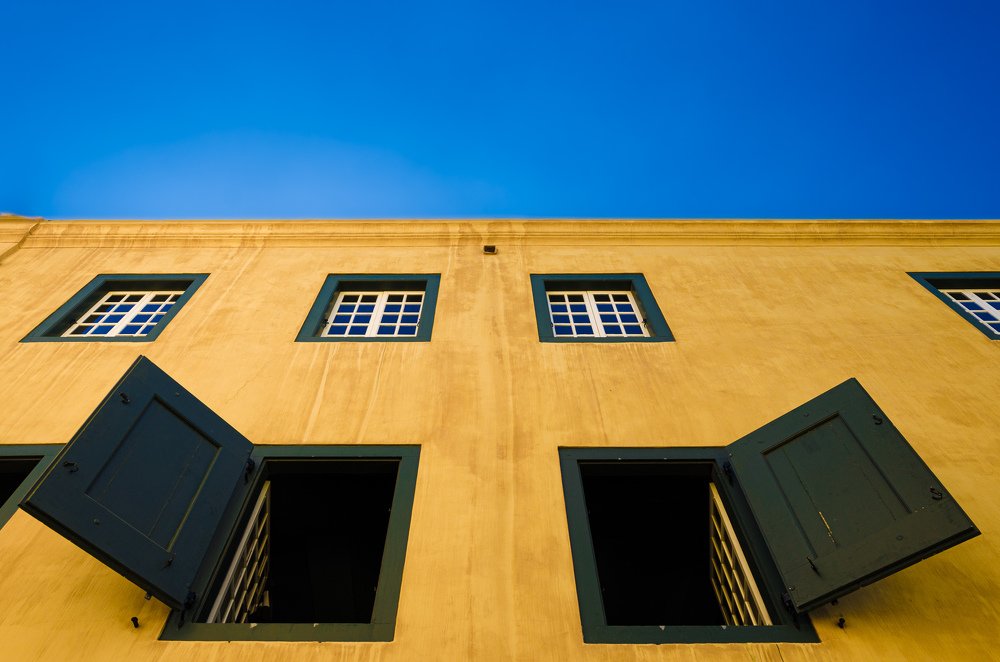 Окна на желтом