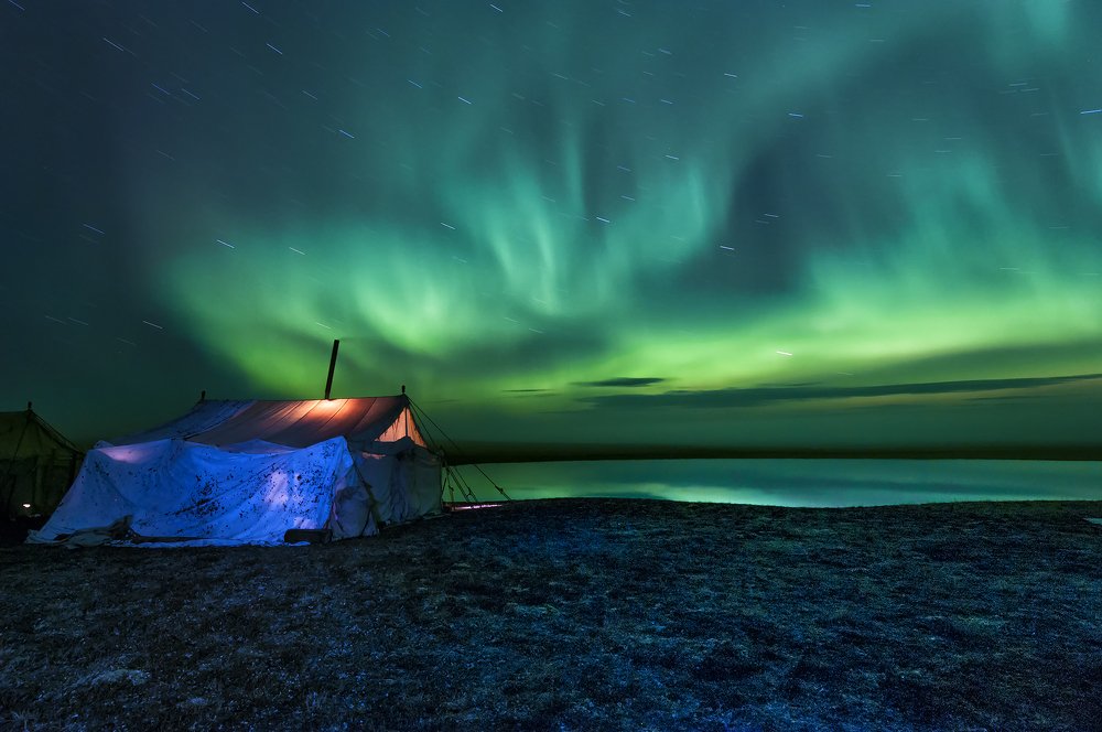 Северное сияние над палаткой геологов