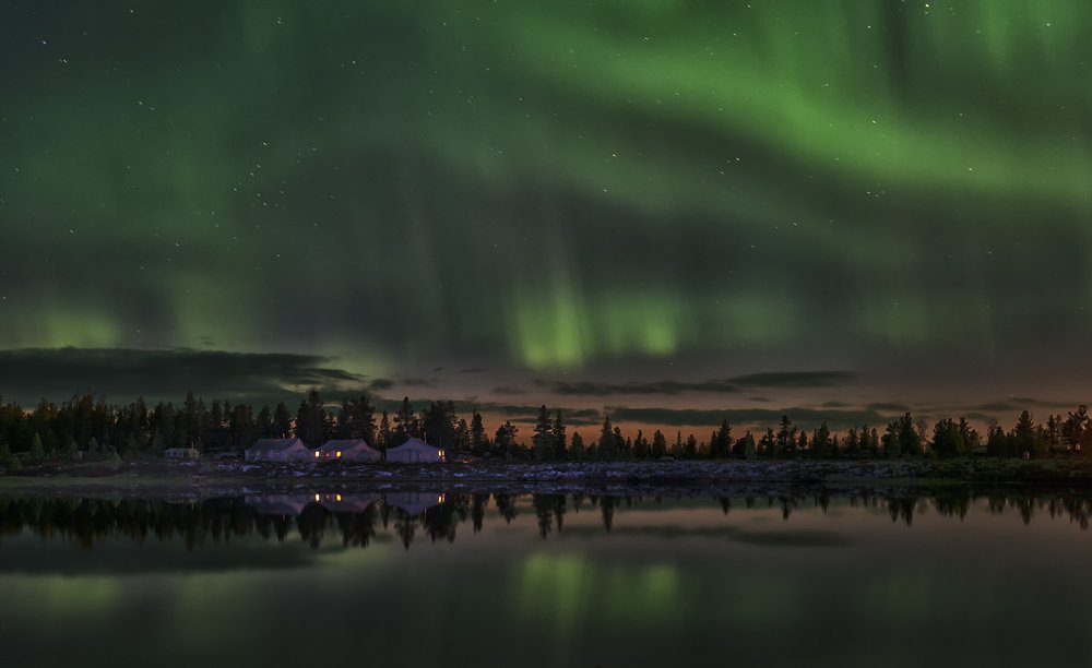 Северное сияние над палатками геологов