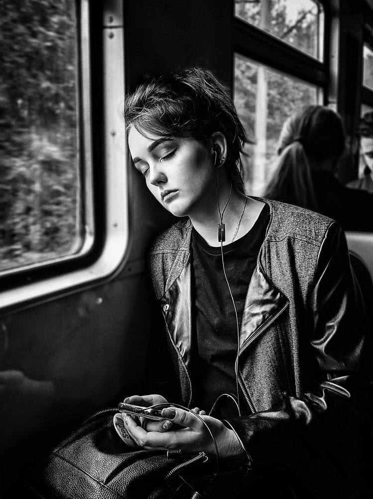 Спящая в электричке