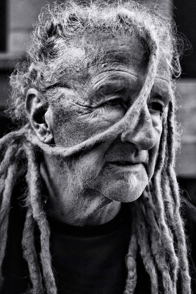 Hombre con rastas.