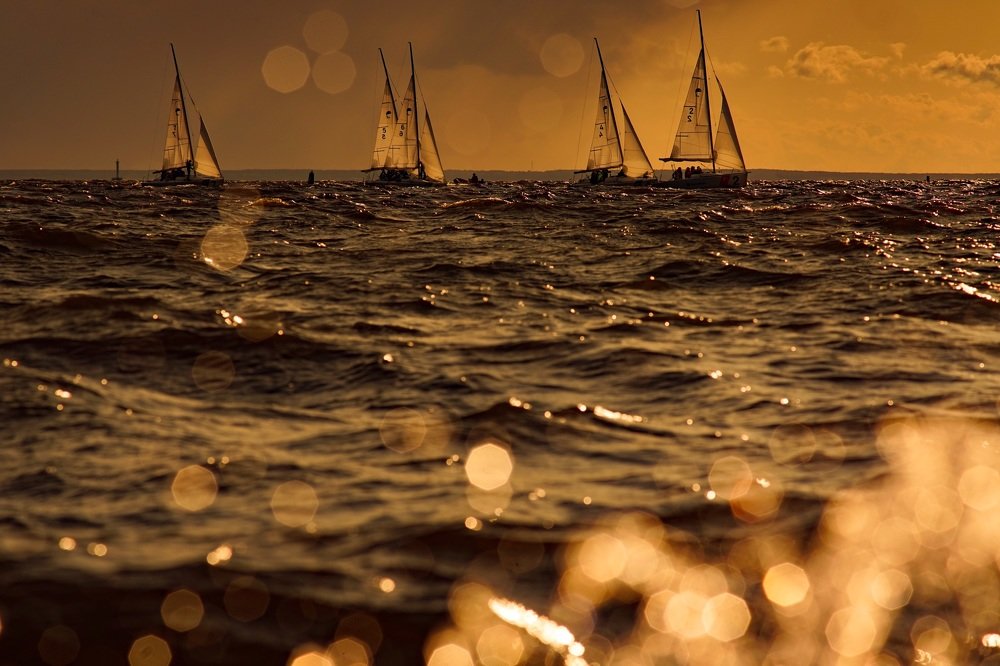 И брызги волн летят в объектив