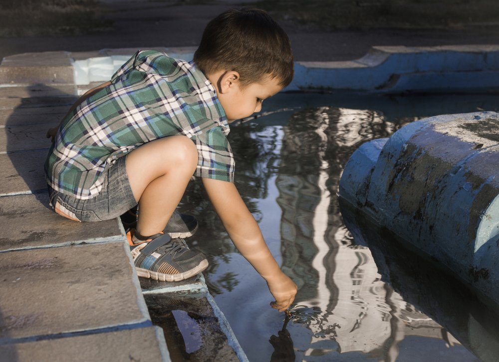 В поиске рыбок в фонтане