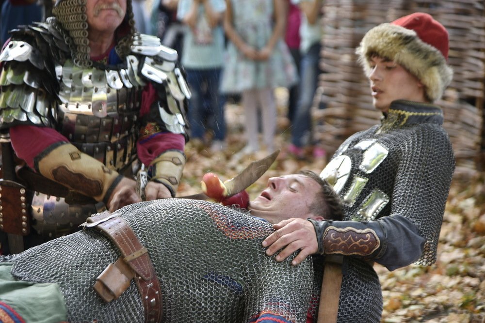 Богатырские игры - разрубание яблока ... на шее воина