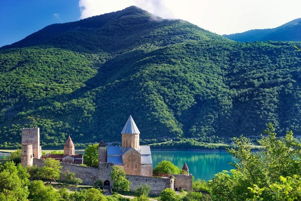 Крепость Ананури у Жинвальского водохранилища