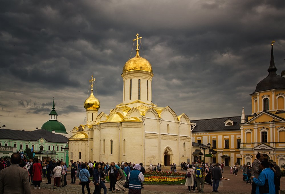 Золотые купола на грозовом небе