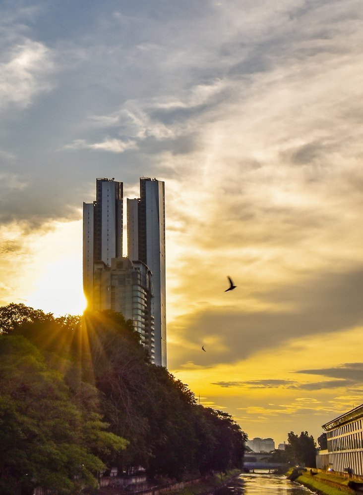 Yellow sun at the corner of the city.