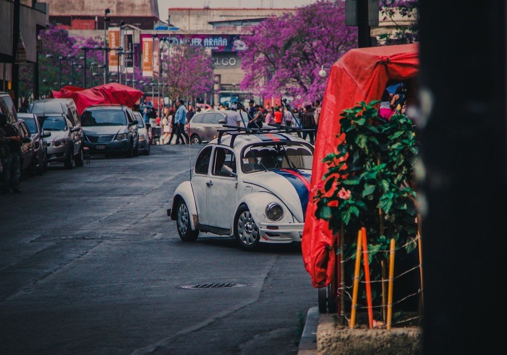 улица полна красок