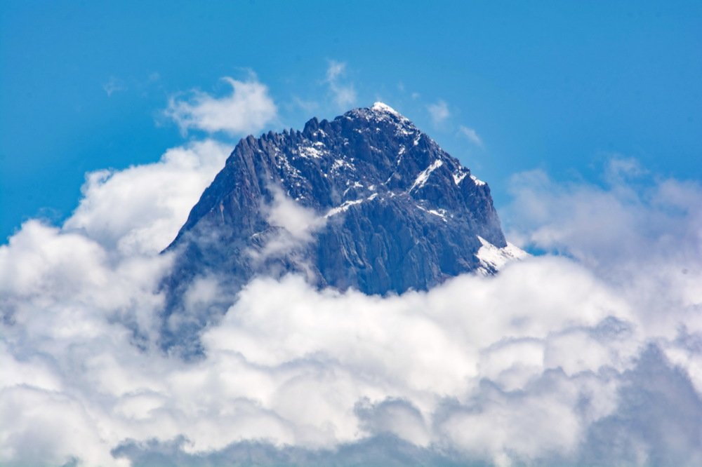 Тучи ласкающее гору.