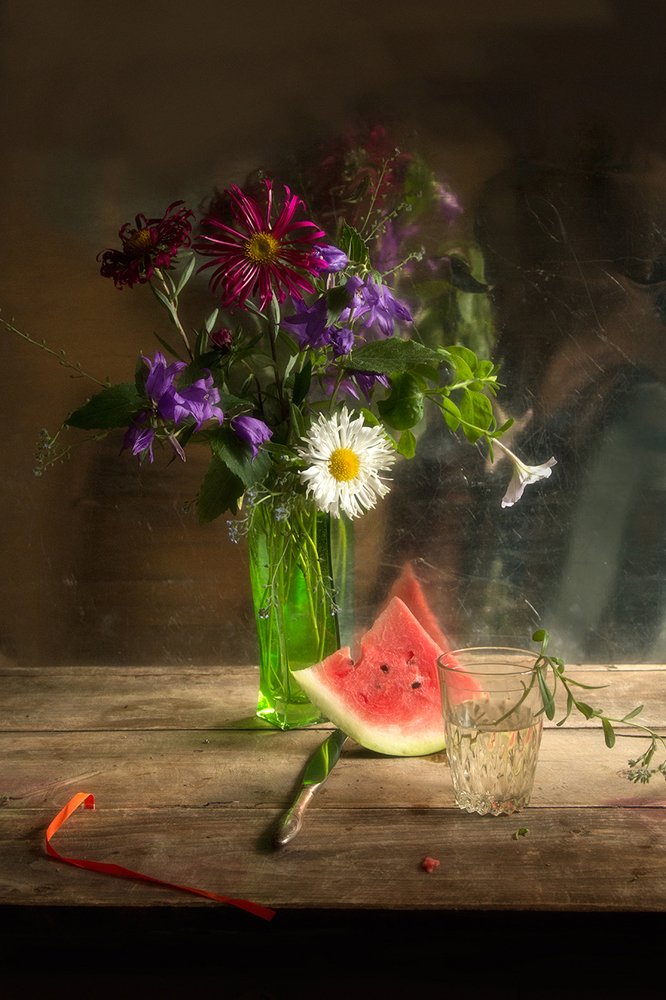 С кусочком арбуза...