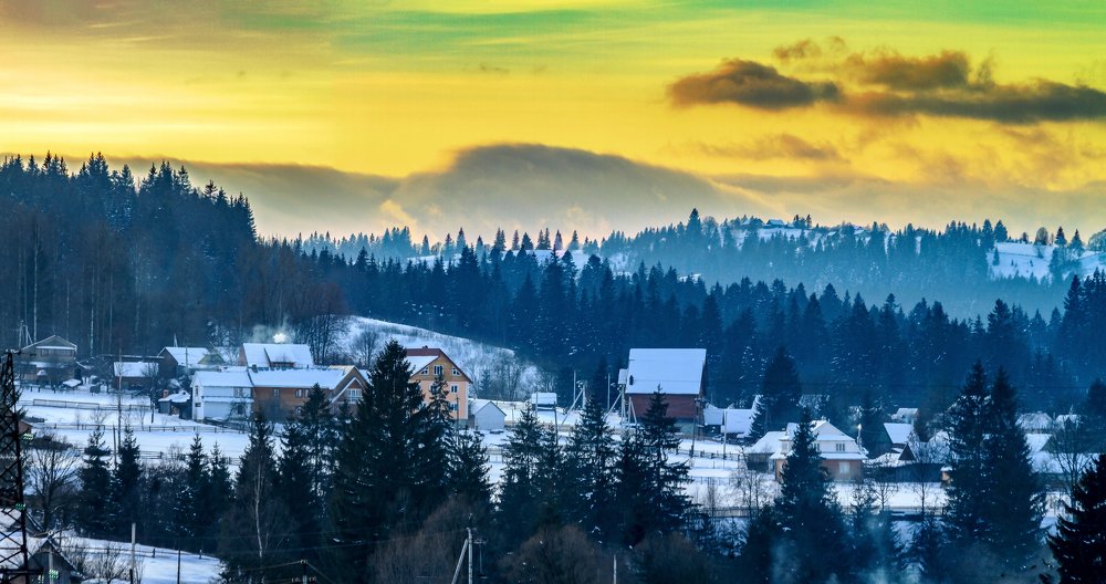 Зимний вечер в селе Ворохта - Карпатские горы.