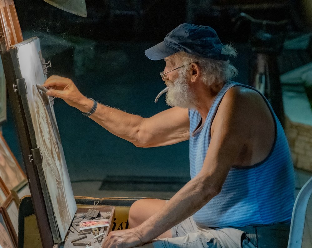 A perfect painter drawing his doughter’s portrait