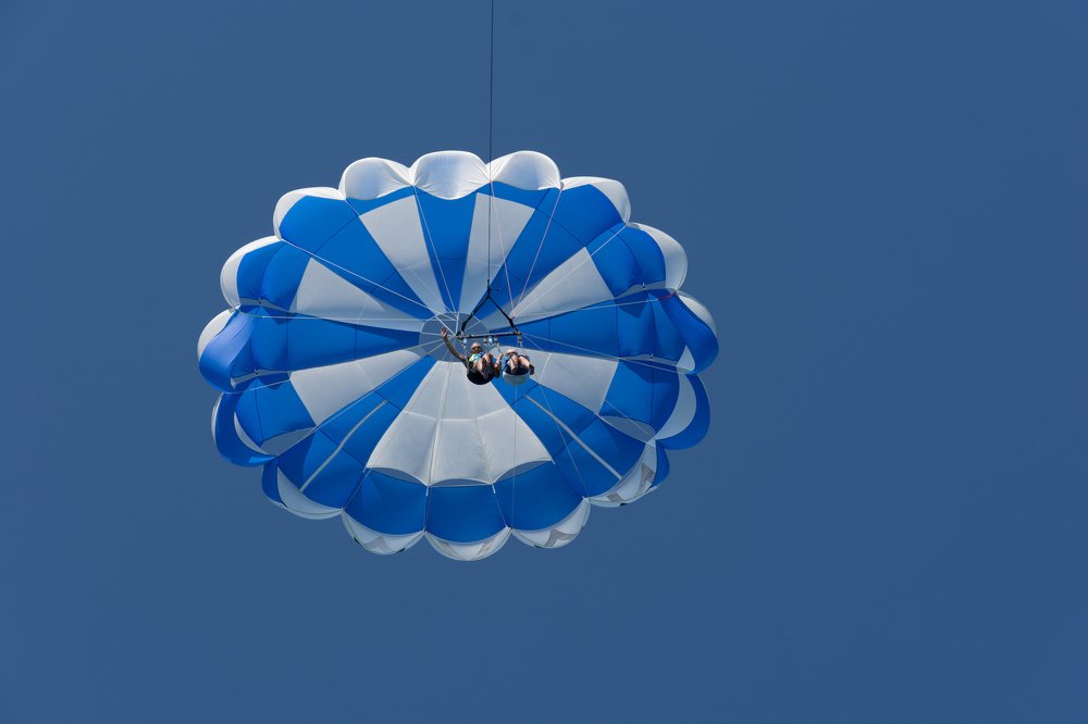 Под голубыми небесами