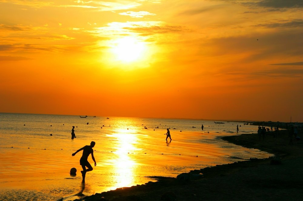 Футболист в море