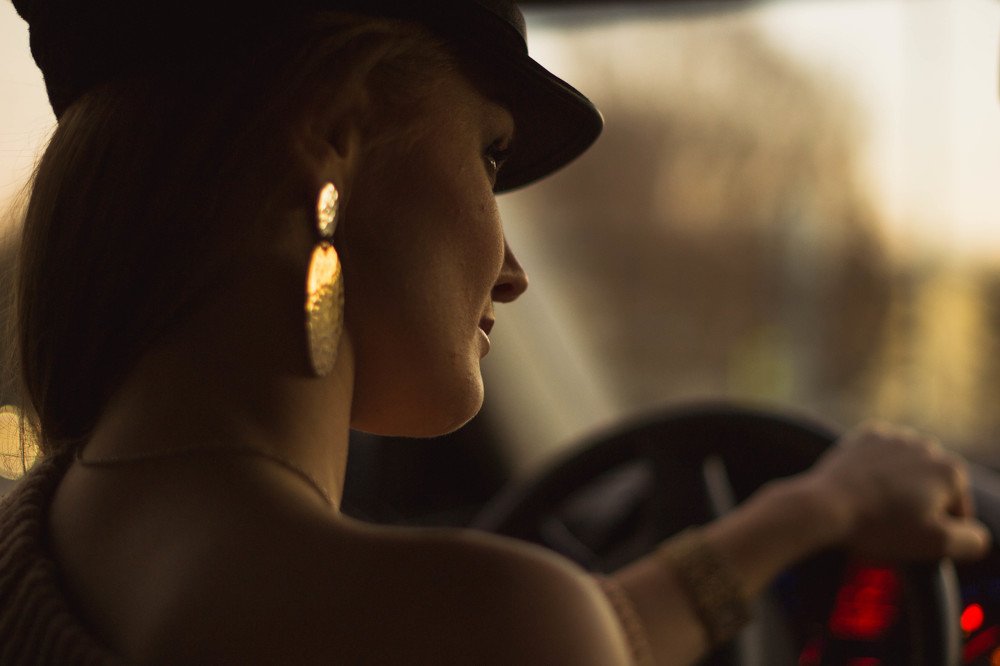 Девушка за рулем