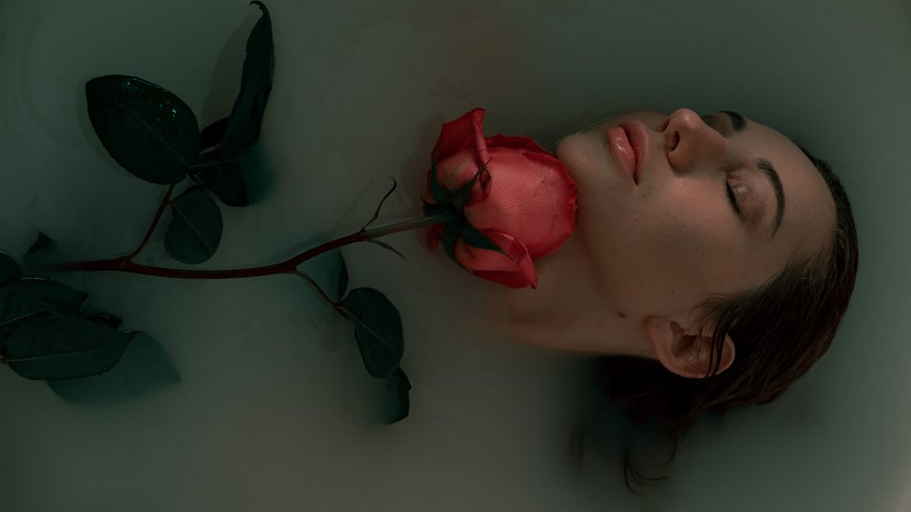 Эй! А кто будет петь, Если все будут спать? Смерть стоит того, чтобы жить, А любовь стоит того, чтобы ждать...