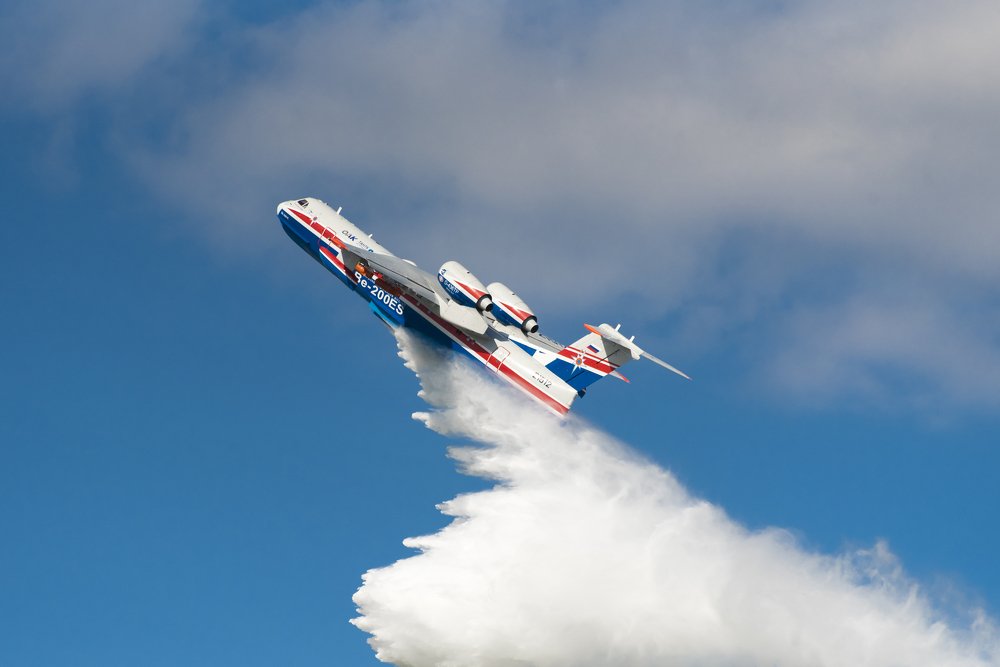 Сброс воды российским самолетом-амфибией Бе-200 на МАКС 2019.