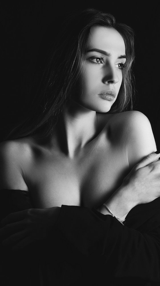 А в глазах равнодушие..