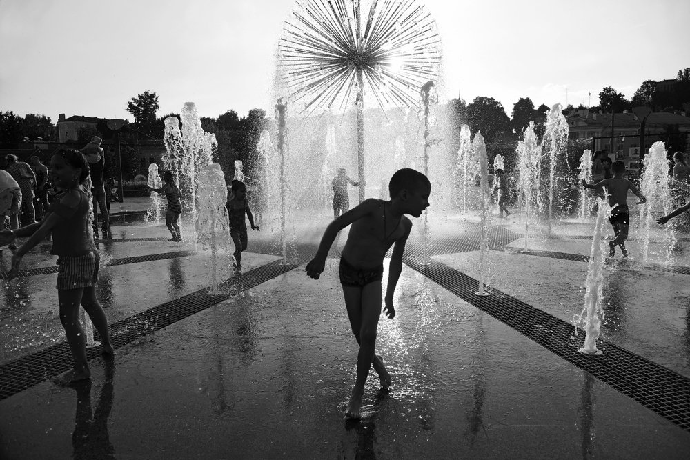 Мальчик у фонтана