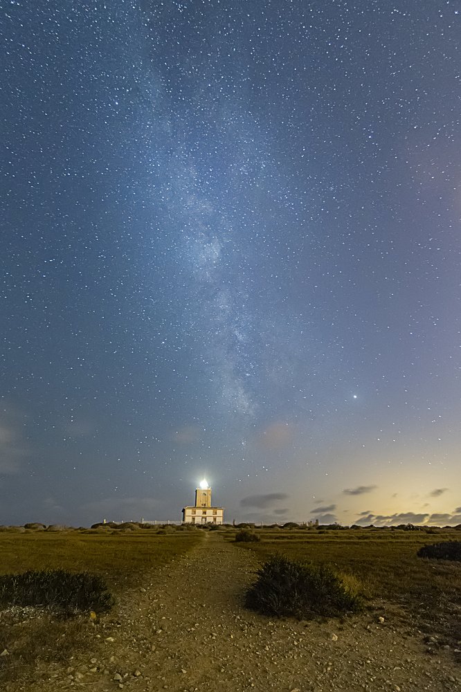 Via láctea sobre el faro de Tabarca