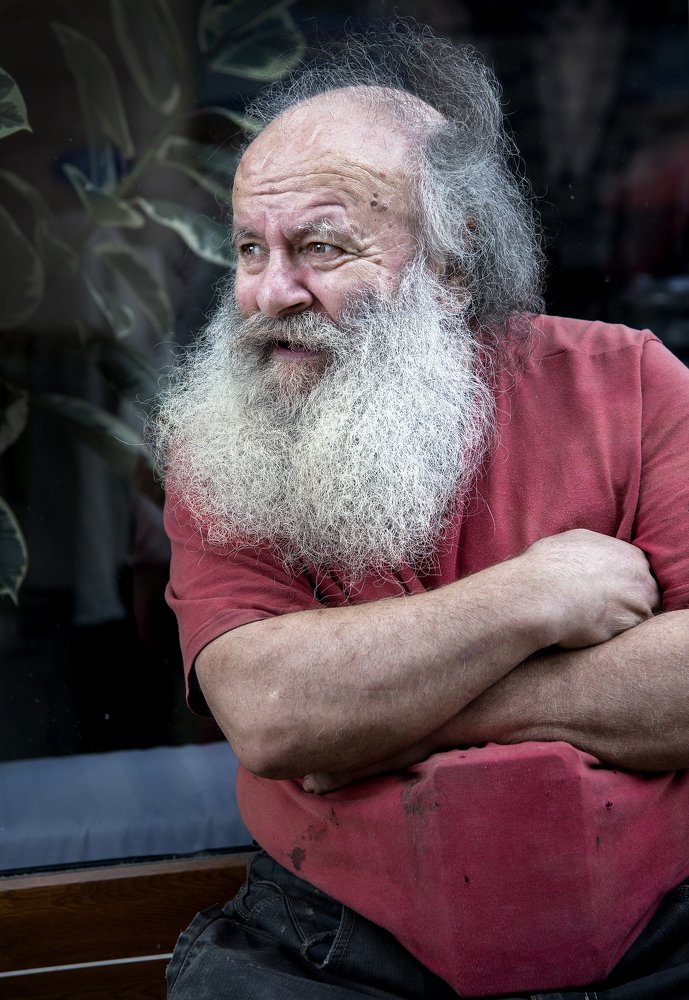 Человек со смартфоном.