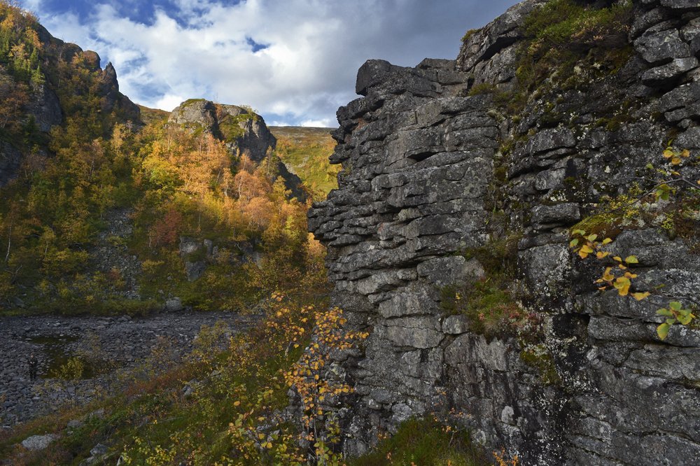 Солнца луч и стена из камня