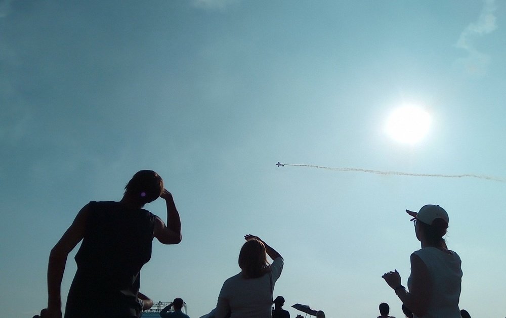 Внимание в небо.