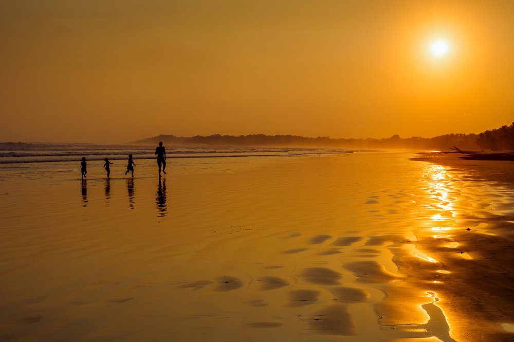 Вечером на пляже