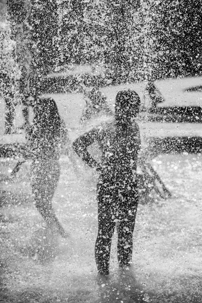 Купание в фонтане