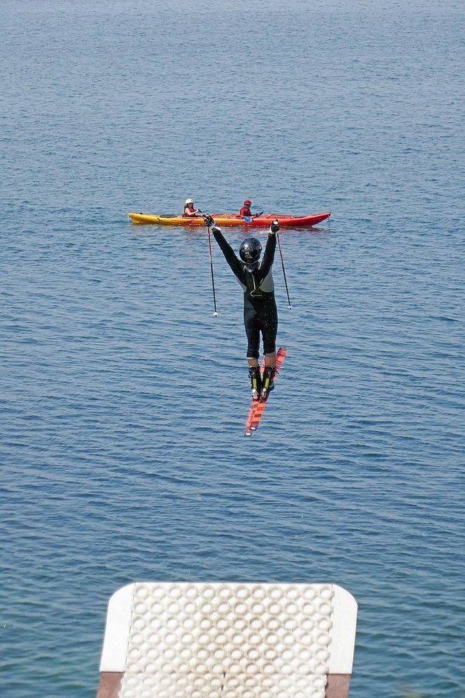 skier and kayaker meeting on Leman lake